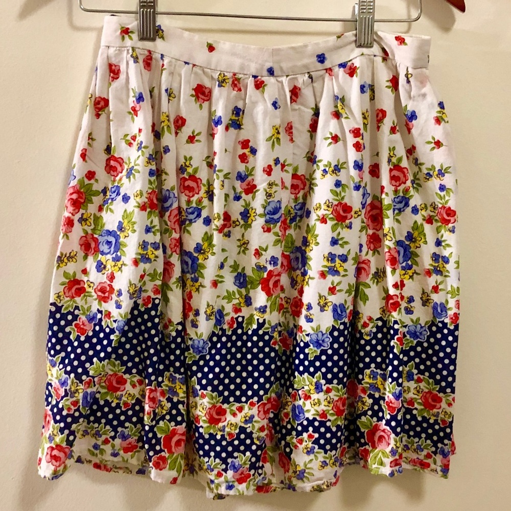 100% cotton white floral skirt. EUC.